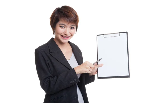 Gelukkig Aziatische zakenvrouw wijs naar Klembord met pen. — Stockfoto