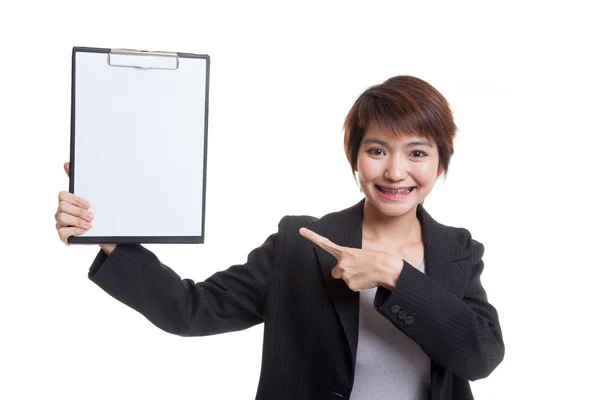 Joven mujer de negocios asiática apuntan a portapapeles en blanco . — Foto de Stock