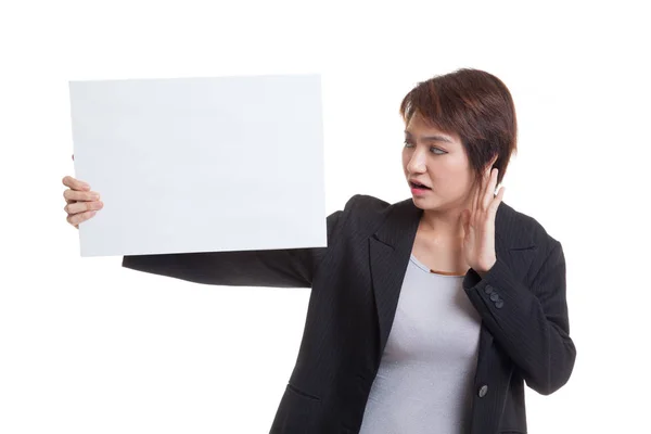 Jonge Aziatische zakelijke vrouw verrassen met witte leeg bord. — Stockfoto