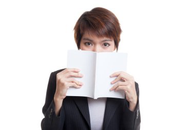 Genç Asyalı iş kadını bir kitapla.