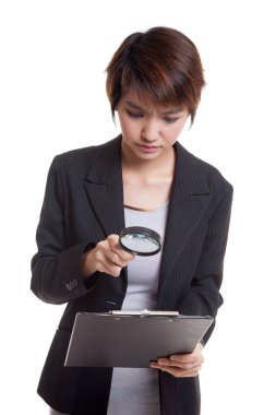 Genç Asyalı iş kadını Büyüteç onay raporu ile.