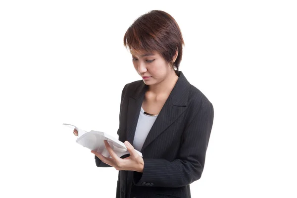 Jonge Aziatische zakenvrouw met een boek. — Stockfoto