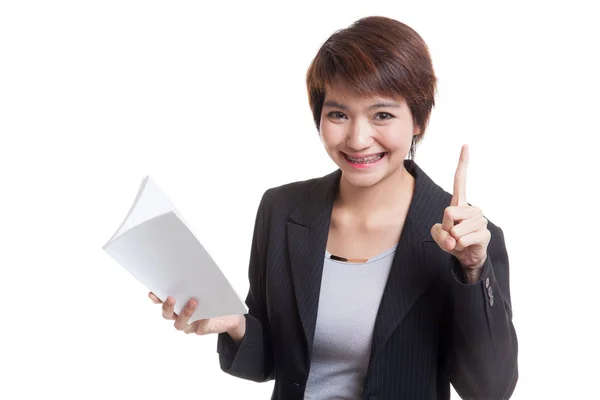 Junge asiatische Geschäftsfrau mit einem Buch haben eine Idee. — Stockfoto