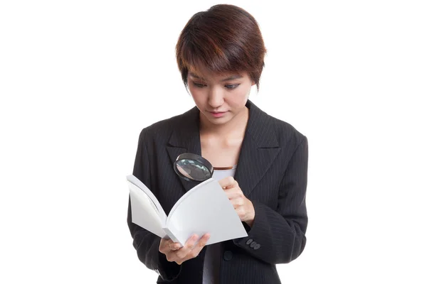 Ázsiai üzleti nő egy könyvet, és a nagyító. — Stock Fotó