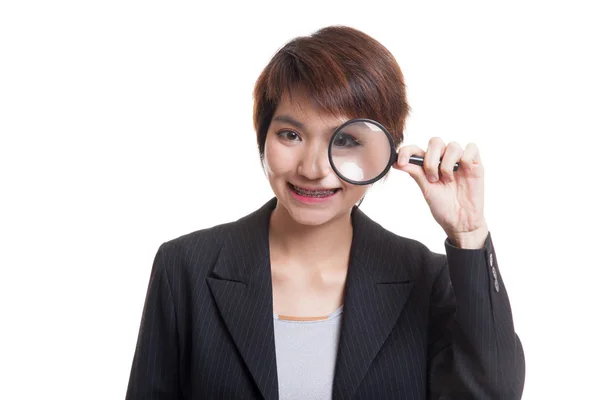 Junge asiatische Geschäftsfrau mit einem Vergrößerungsglas. — Stockfoto