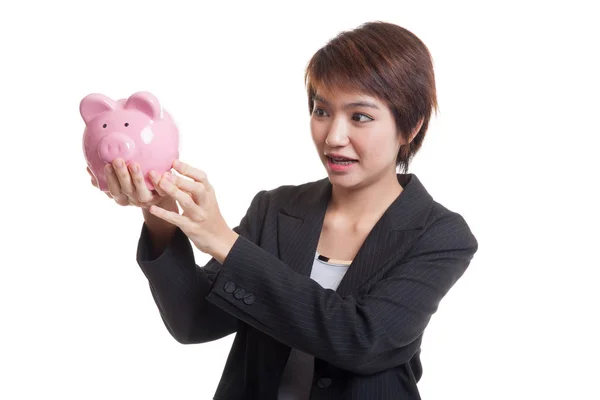 Joven mujer de negocios asiática con un banco de monedas de cerdo . —  Fotos de Stock