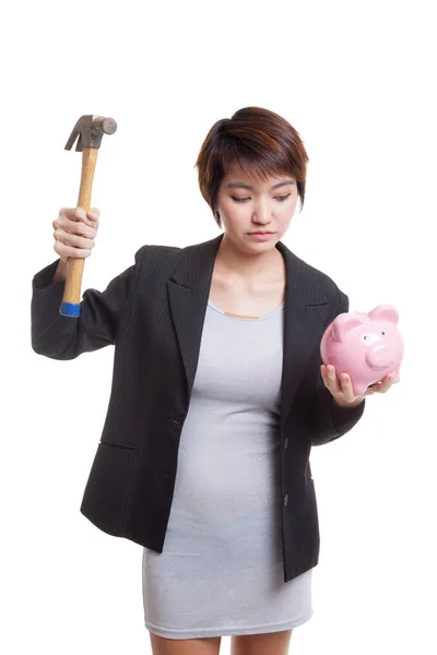 Ασιατικός επιχειρησιακός γυναίκα με χοίρου Τράπεζα νομισμάτων και σφυρί. — Φωτογραφία Αρχείου