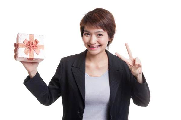 Young Asian business woman show Victory sign with a gift box. — Stock Photo, Image