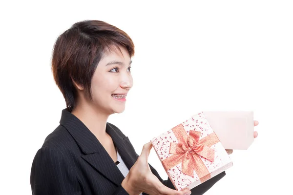 Jovem mulher de negócios asiática abrir uma caixa de presente . — Fotografia de Stock