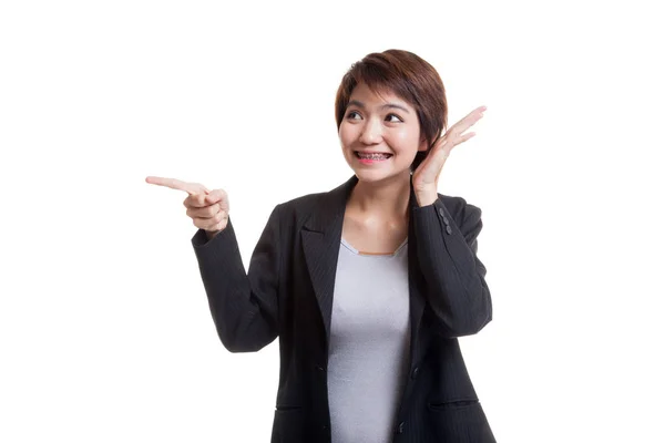 Opgewonden Aziatische zakelijke vrouw punt aan lege ruimte. — Stockfoto