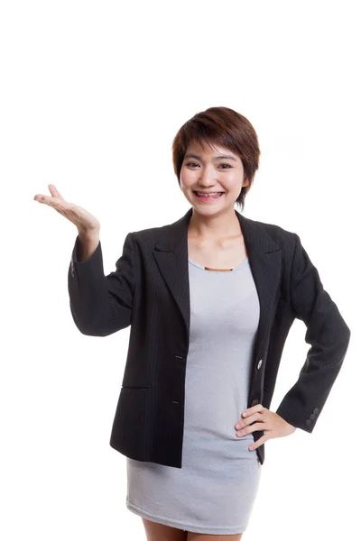 Jonge Aziatische zakenvrouw die aanwezig zijn met haar hand. — Stockfoto