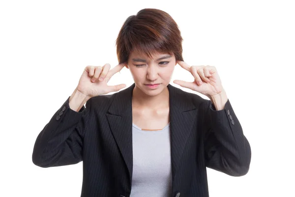 Joven mujer asiática bloquear ambos oídos con los dedos . — Foto de Stock