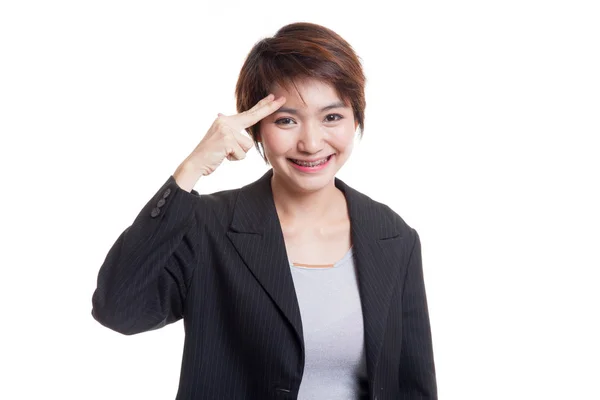 Schöne junge asiatische Frau hält die Finger in Waffe Geste. — Stockfoto