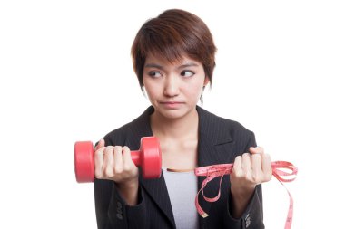 Dambıl ve ölçüm bandı ile Asyalı kadın bitkin.