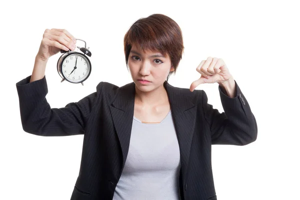 Młody azjatycki biznes kobieta kciuk w dół z zegarem. — Zdjęcie stockowe