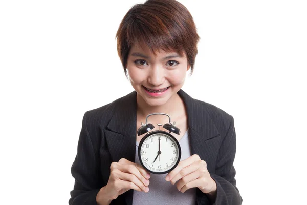 Jeune femme d'affaires asiatique sourire avec une horloge . — Photo