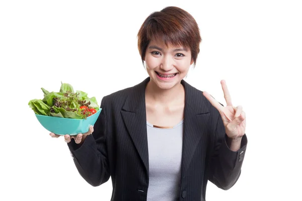 Gezonde Aziatische zakenvrouw Toon overwinning teken met salade. — Stockfoto