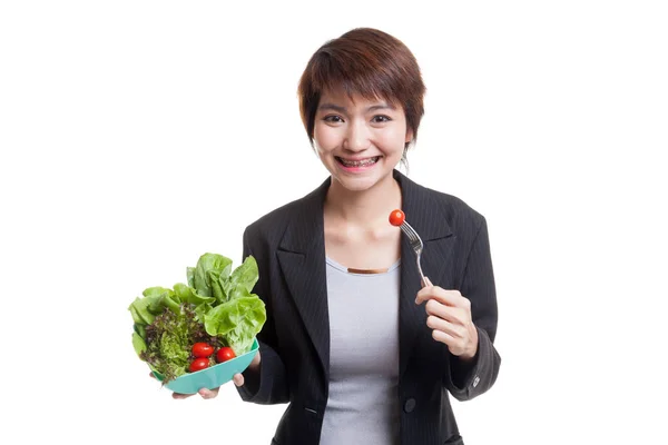 Donna d'affari asiatica sana con insalata . — Foto Stock