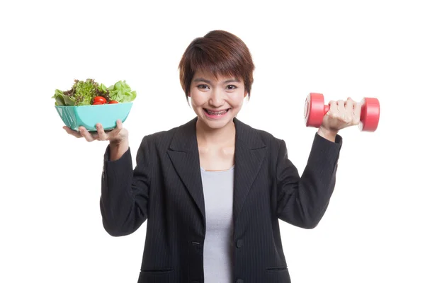 Gezonde Aziatische zakenvrouw met halters en salade. — Stockfoto