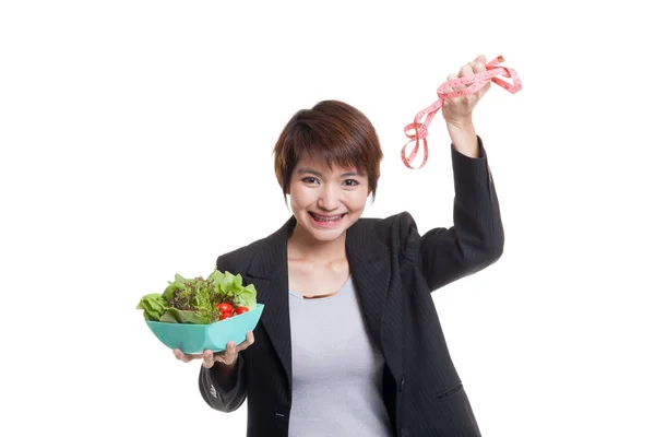 Egészséges ázsiai üzletasszony mérő szalag és saláta. — Stock Fotó
