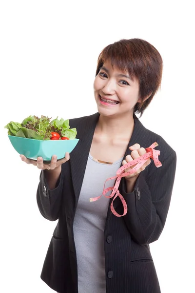 Mulher de negócios asiática saudável com fita métrica e salada . — Fotografia de Stock