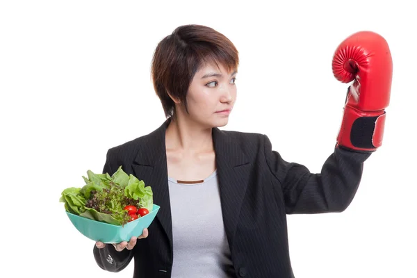 Jonge Aziatische zakenvrouw met bokshandschoen en salade. — Stockfoto