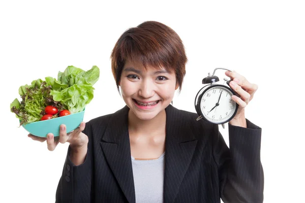 Jonge Aziatische zakenvrouw met klok en salade. — Stockfoto