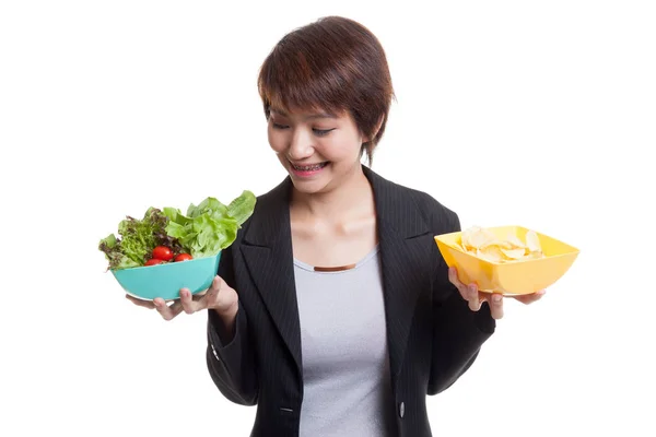 Unga asiatiska affärskvinna med potatischips och sallad. — Stockfoto