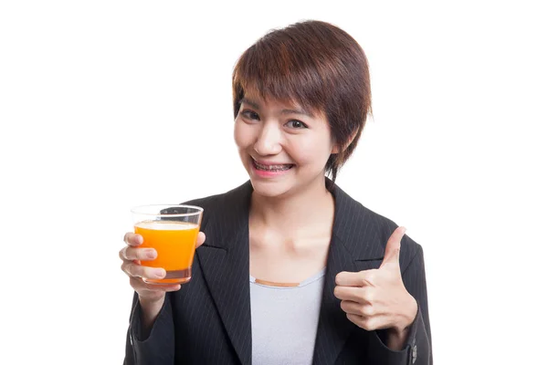 Ung asiatisk kvinna tummen upp drink apelsin juice. — Stockfoto