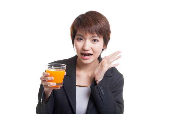 Glad ung asiatisk kvinna drink apelsin juice. — Stockfoto