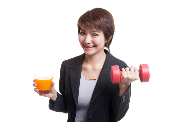 Jeune femme asiatique avec haltère boisson jus d'orange . — Photo