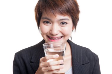 Genç Asyalı kadın ile içme suyu bir bardak.