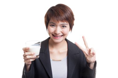 Bir bardak süt içme sağlıklı Asyalı kadın göstermek zafer işareti.