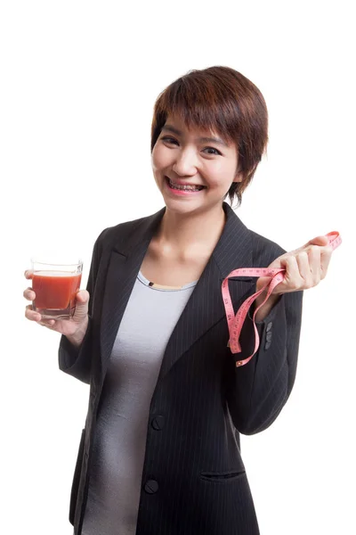 Mulher asiática com suco de tomate e fita métrica . — Fotografia de Stock