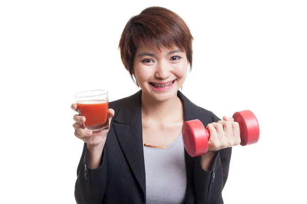 Donna asiatica sana con manubri e succo di pomodoro . — Foto Stock