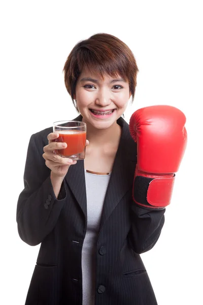 Junge asiatische Geschäftsfrau mit Tomatensaft und Boxhandschuh. — Stockfoto