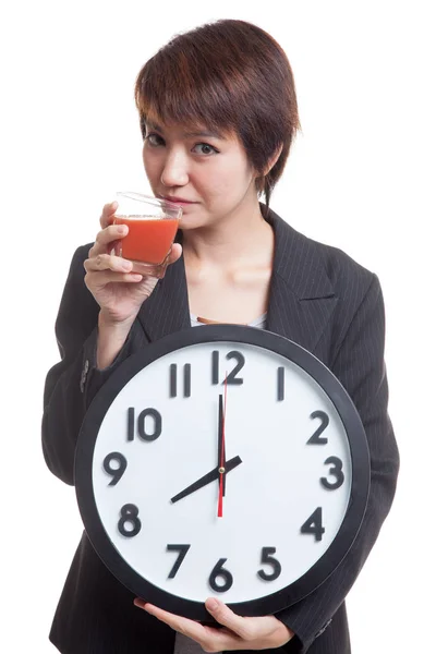 Jeune femme d'affaires asiatique avec jus de tomate et horloge . — Photo