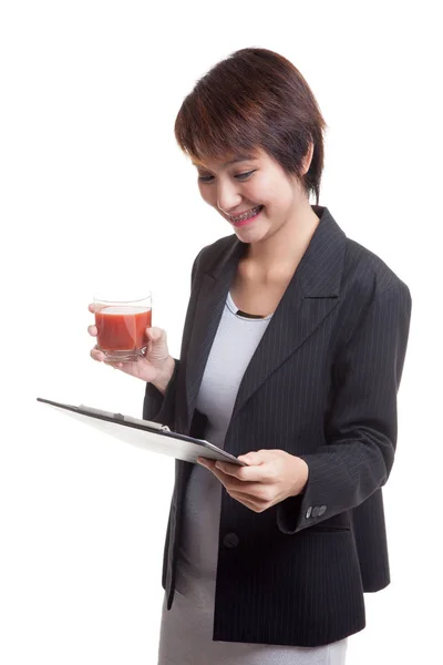 Aziatische zakenvrouw met Klembord en tomaat SAP. — Stockfoto