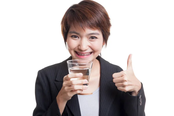 Joven mujer asiática pulgares arriba con un vaso de agua potable . —  Fotos de Stock