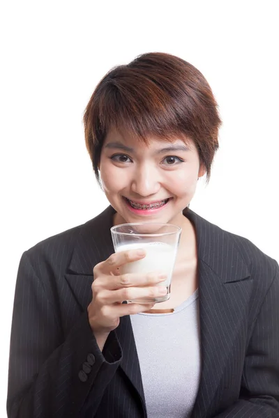 Gesunde asiatische Frau trinkt ein Glas Milch. — Stockfoto