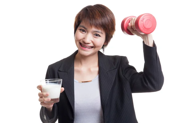 Gesunde asiatische Frau trinkt ein Glas Milch und Hantel. — Stockfoto