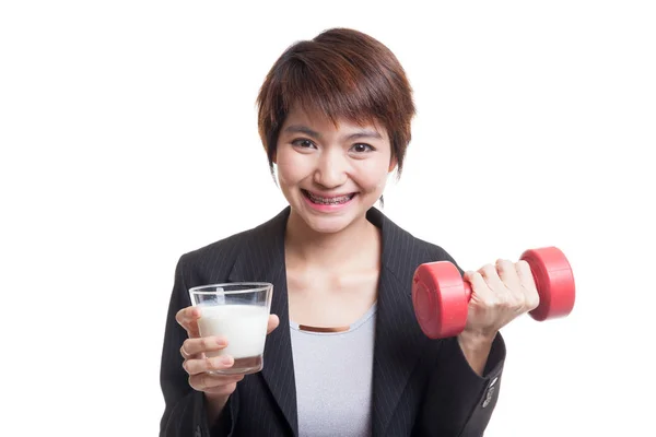 Femme asiatique en bonne santé boire un verre de lait et haltère . — Photo