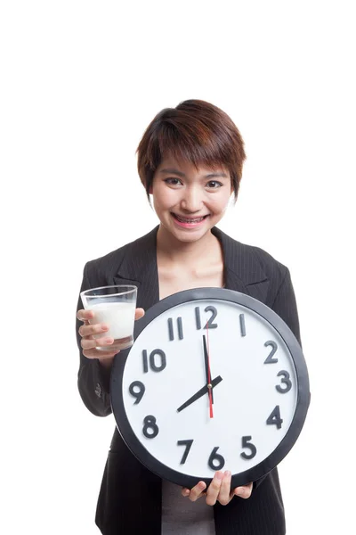 우유의 건강 한 아시아 여자 마시는 유리 잡고 시계. — 스톡 사진