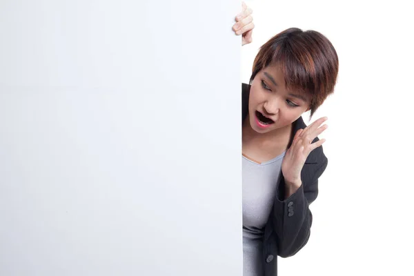 Opgewonden jonge Aziatische vrouw met leeg teken. — Stockfoto
