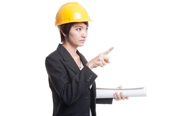 Aziatische ingenieur woman wijzend met blauwdrukken. — Stockfoto