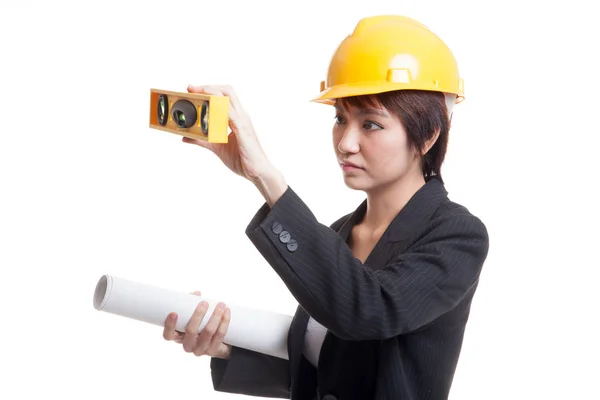 Mujer ingeniera asiática con planos y nivel . — Foto de Stock