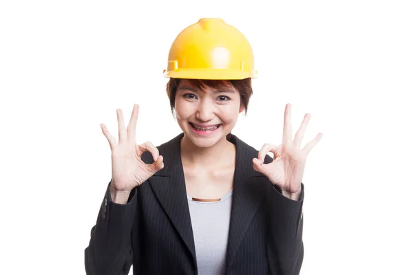 Asiático ingeniero mujer espectáculo OK con ambos manos . — Foto de Stock