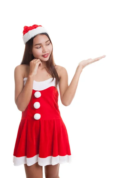 Asiatische Weihnachten Weihnachtsmann Mädchen präsentieren Raum auf ihrer Hand. — Stockfoto