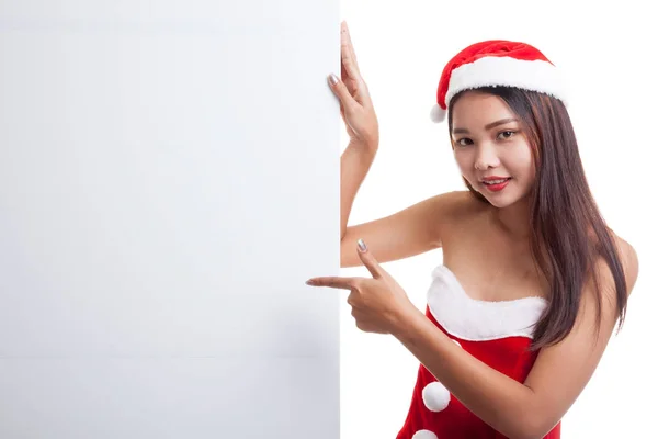 Menina de Natal asiática com roupas de Papai Noel apontam para si em branco — Fotografia de Stock