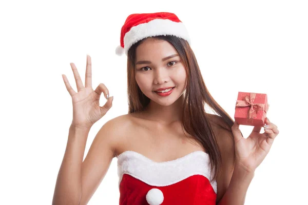 Aziatische kerst Santa Claus meisje Toon Ok en geschenkdoos isoleren — Stockfoto
